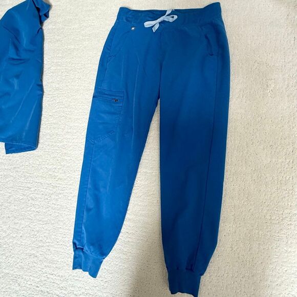 Figs Scrub Set Casma 2-Pocket V Neck and Zamora Jogger Bottoms Technical Collect - Picture 5 of 16